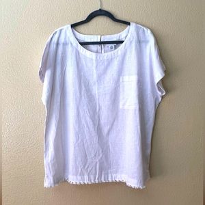 Liz Claiborne Round neck white top. Batwing sleeves. Size XXL